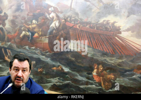 Roma, Italie. Feb 11, 2019. Matteo Salvini et sur ses épaules la peinture '4171', bataille avec des bateaux et des naufragés, s'est battu le 7 octobre 1571 pendant la guerre du Cipro, entre les Ottomans et les chrétiens de Rome de la Marine le 11 février 2019. Sala Salvadori. Le ministre de l'Intérieur Italyn en conférence de presse après les résultats des élections régionales dans les Abruzzes. Foto Samantha Zucchi Insidefoto insidefoto Crédit : srl/Alamy Live News Banque D'Images