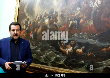 Roma, Italie. Feb 11, 2019. Matteo Salvini et sur ses épaules la peinture '4171', bataille avec des bateaux et des naufragés, s'est battu le 7 octobre 1571 pendant la guerre du Cipro, entre les Ottomans et les chrétiens de Rome de la Marine le 11 février 2019. Sala Salvadori. Le ministre de l'Intérieur Italyn en conférence de presse après les résultats des élections régionales dans les Abruzzes. Foto Samantha Zucchi Insidefoto insidefoto Crédit : srl/Alamy Live News Banque D'Images