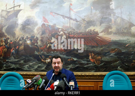 Roma, Italie. Feb 11, 2019. Matteo Salvini et sur ses épaules la peinture '4171', bataille avec des bateaux et des naufragés, s'est battu le 7 octobre 1571 pendant la guerre du Cipro, entre les Ottomans et les chrétiens de Rome de la Marine le 11 février 2019. Sala Salvadori. Le ministre de l'Intérieur Italyn en conférence de presse après les résultats des élections régionales dans les Abruzzes. Foto Samantha Zucchi Insidefoto insidefoto Crédit : srl/Alamy Live News Banque D'Images