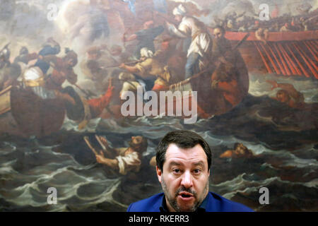 Roma, Italie. Feb 11, 2019. Matteo Salvini et sur ses épaules la peinture '4171', bataille avec des bateaux et des naufragés, s'est battu le 7 octobre 1571 pendant la guerre du Cipro, entre les Ottomans et les chrétiens de Rome de la Marine le 11 février 2019. Sala Salvadori. Le ministre de l'Intérieur Italyn en conférence de presse après les résultats des élections régionales dans les Abruzzes. Foto Samantha Zucchi Insidefoto insidefoto Crédit : srl/Alamy Live News Banque D'Images