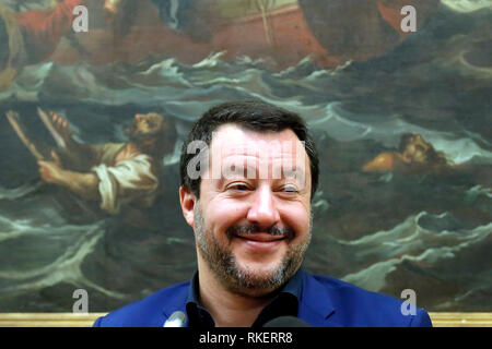 Roma, Italie. Feb 11, 2019. Matteo Salvini et sur ses épaules la peinture '4171', bataille avec des bateaux et des naufragés, s'est battu le 7 octobre 1571 pendant la guerre du Cipro, entre les Ottomans et les chrétiens de Rome de la Marine le 11 février 2019. Sala Salvadori. Le ministre de l'Intérieur Italyn en conférence de presse après les résultats des élections régionales dans les Abruzzes. Foto Samantha Zucchi Insidefoto insidefoto Crédit : srl/Alamy Live News Banque D'Images