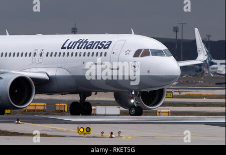 11 février 2019, Hessen, Frankfurt/Main : un Airbus A320 de la compagnie aérienne Lufthansa Neo est le roulage sur le tarmac de l'aéroport de Francfort. Photo : Silas Stein/dpa Banque D'Images