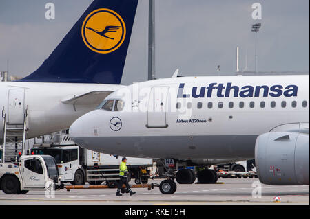 11 février 2019, Hessen, Frankfurt/Main : un Airbus A320 Neo (r) de la compagnie aérienne Lufthansa est roulé à partir de sa position à l'aéroport de Francfort. Photo : Silas Stein/dpa Banque D'Images