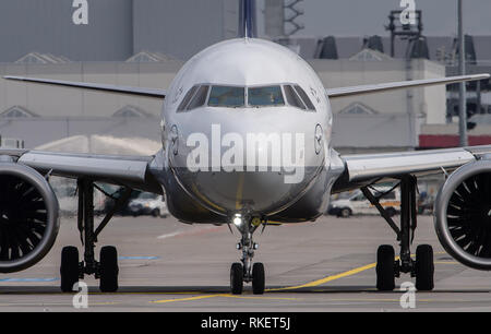 11 février 2019, Hessen, Frankfurt/Main : un avion de passagers de Lufthansa est le roulage sur le tarmac de l'aéroport de Francfort. Photo : Silas Stein/dpa Banque D'Images