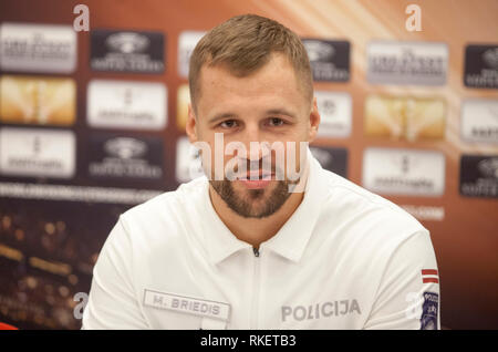 La Lettonie, la Lettonie. Feb 11, 2018. Mairis Briedis de Lettonie réagit au cours de l'événement médiatique avant prochain Boxing Super Séries demi-finale entre la Lettonie Cruiserweight Mairis Briedis de Pologne et Krzysztof Glowacki à Riga, Lettonie, 11 février, 2018. La lutte aura lieu le 15 juin à Riga, Lettonie. Credit : Edijs Palens/Xinhua/Alamy Live News Banque D'Images