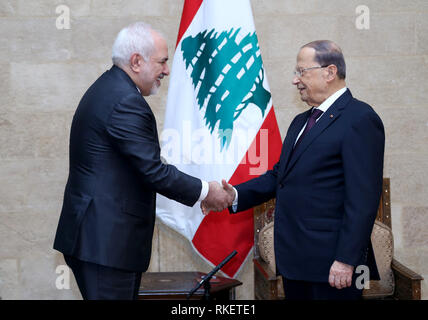 Beyrouth. Feb 11, 2019. Le président libanais Michel Aoun (R), serre la main avec les visites du ministre des Affaires étrangères iranien Mohammad Javad Zarif à Beyrouth, Liban, le 11 février 2019. Source : Xinhua/Alamy Live News Banque D'Images