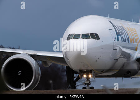 11 février 2019, Hessen, Frankfurt/Main : un Boeing 777F de la compagnie aérienne cargo Aerologic roule sur le tarmac de l'aéroport de Francfort. Photo : Silas Stein/dpa Banque D'Images