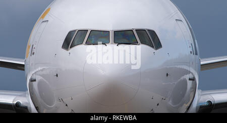 11 février 2019, Hessen, Frankfurt/Main : un Boeing 777F de la compagnie aérienne cargo Aerologic roule sur le tarmac de l'aéroport de Francfort. Photo : Silas Stein/dpa Banque D'Images