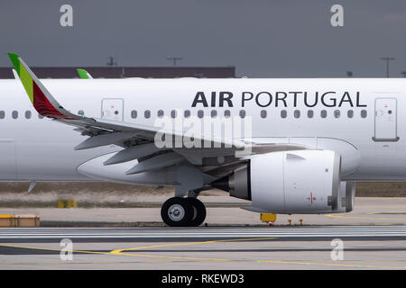 11 février 2019, Hessen, Frankfurt/Main : Les mots 'Air Portugal" peut être vu sur un avion du passager à l'aéroport de Francfort. Photo : Silas Stein/dpa Banque D'Images