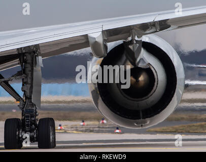 11 février 2019, Hessen, Frankfurt/Main : Le moteur d'un Boeing 777F de la compagnie aérienne cargo Aerologic sur l'aéroport de Francfort. Photo : Silas Stein/dpa Banque D'Images