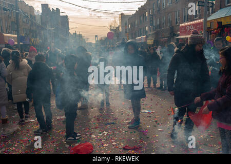 Brooklyn, New York, USA. 10 fév, 2019. Les participants s'enflammer cierges dans le quartier de Sunset Park à New York, le Chinatown de Brooklyn, pour célébrer l'année du Cochon à l'assemblée annuelle de la Parade du Nouvel An lunaire chinois Le dimanche 10 février, 2019. Sunset Park abrite de nombreux immigrants chinois et est connu comme le quartier chinois de Brooklyn. ( © Richard B. Levine) Crédit : Richard Levine/Alamy Live News Banque D'Images