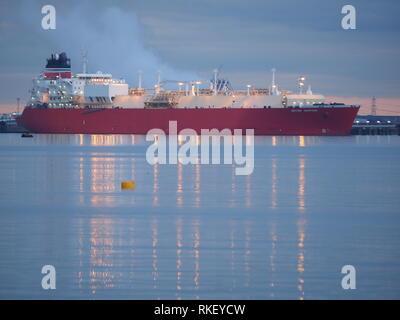 Queenborough, Kent, UK. 11 Février, 2019. Météo France : cette soirée coucher du soleil à Queenborough, Kent. Méthanier 'british' Saphir. Credit : James Bell/Alamy Live News Banque D'Images