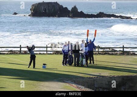 Pebble Beach Golf Links, Californie, USA. 11 Février, 2019 Pebble Beach Golf Links, CA, USA Paul Casey durs sur le 18e tee vu par Phil Mickleson durant la dernière ronde finition lundi, à Pebble Beach Golf Course à l'AT&T, à Pebble Beach Pro-Am Crédit : Motofoto/Alamy Live News Banque D'Images