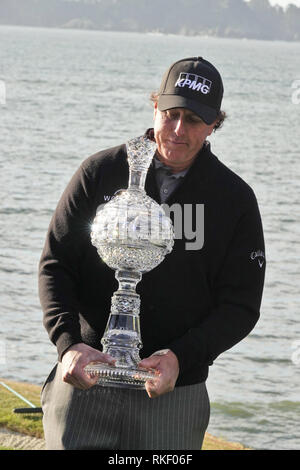 Pebble Beach Golf Links, Californie, USA. 11 Février, 2019 Pebble Beach Golf Links, CA, USA Mickleson hugs le trophée après sa victoire lors de la finale lundi dernier tour, à Pebble Beach Golf Course à l'AT&T, à Pebble Beach Pro-Am Crédit : Motofoto/Alamy Live News Banque D'Images