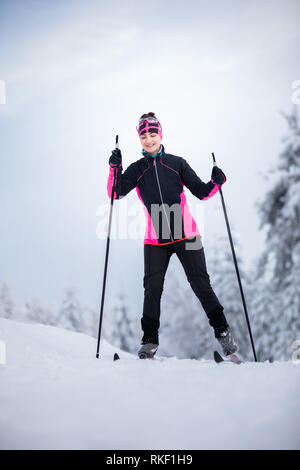 Le ski de fond : ski de fond sur une journée d'hiver Banque D'Images