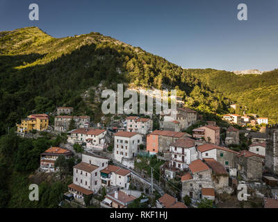 Village de Colonnata et montagnes de Carrare. Arezzo Toscane Italie Banque D'Images