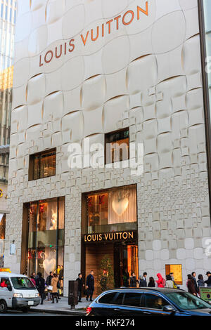 Tokyo, Ginza, le jour. Louis Vuitton store building éclairé, vitrines, Noël dehors et les gens qui marchent par entrée. Banque D'Images