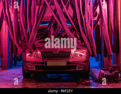 Lavage de voiture, vue détaillée du lavage de voiture, lavage de voiture, l'eau mousse de lavage automatique en action, brosse de lavage de voiture moderne couleur bleu classé Concept. Lave-linge Banque D'Images