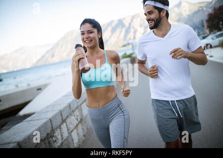 Vie sportive saine. Happy fit personnes amis de l'exercice et l'exécution de piscine Banque D'Images