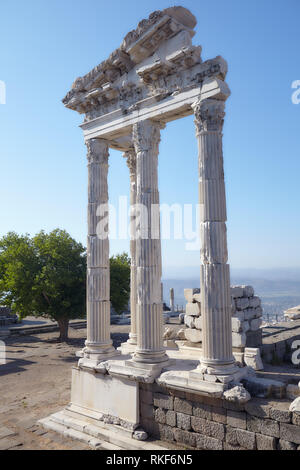 Bergama, Turquie - 16 août 2011 : fragment reconstruit du Temple de Trajan dans l'antiquité Pergamon. Depuis 2014, Pergamon et son culte multidimensionnelle Banque D'Images