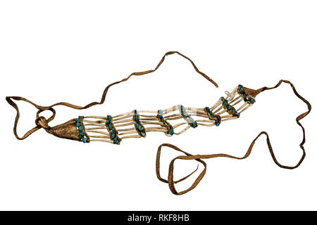 Collier indien de coquillages, turquoise et rayures en cuir. Isolated on white Banque D'Images