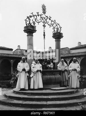 La Toscane, Florence, les moines cisterciens dans le grand cloître de la Chartreuse de Galluzzo, 1910-20 Banque D'Images