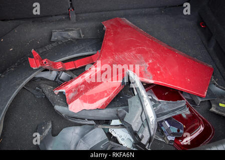 Accident de voiture ; frontale Seat Leon rouge. Projecteur et le bouclier de dégâts. Banque D'Images
