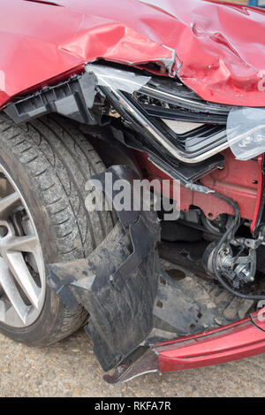 Accident de voiture ; frontale Seat Leon rouge. Projecteur et le bouclier de dégâts. Banque D'Images