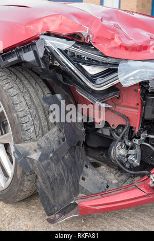 Accident de voiture ; frontale Seat Leon rouge. Projecteur et le bouclier de dégâts. Banque D'Images