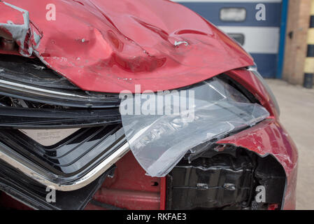 Accident de voiture ; frontale Seat Leon rouge. Projecteur et le bouclier de dégâts. Banque D'Images