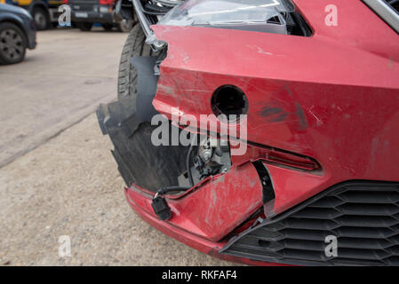 Accident de voiture ; frontale Seat Leon rouge. Projecteur et le bouclier de dégâts. Banque D'Images