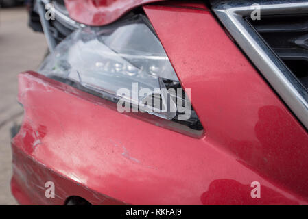 Accident de voiture ; frontale Seat Leon rouge. Projecteur et le bouclier de dégâts. Banque D'Images