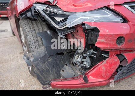 Accident de voiture ; frontale Seat Leon rouge. Projecteur et le bouclier de dégâts. Banque D'Images