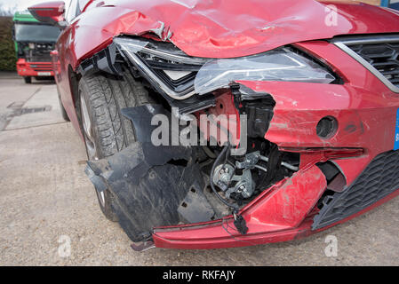 Accident de voiture ; frontale Seat Leon rouge. Projecteur et le bouclier de dégâts. Banque D'Images