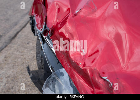 Accident de voiture ; frontale Seat Leon rouge. Projecteur et le bouclier de dégâts. Banque D'Images