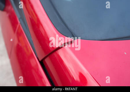 Accident de voiture ; frontale Seat Leon rouge. Projecteur et le bouclier de dégâts. Banque D'Images