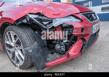 Accident de voiture ; frontale Seat Leon rouge. Projecteur et le bouclier de dégâts. Banque D'Images