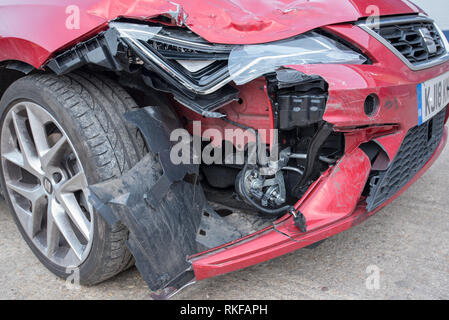 Accident de voiture ; frontale Seat Leon rouge. Projecteur et le bouclier de dégâts. Banque D'Images