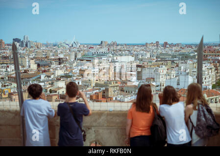 Les élèves admirez la vue sur la ville de Valence à partir du haut de l'El Miguelete, le clocher de la cathédrale de Valence, à Valence, Espagne. Banque D'Images