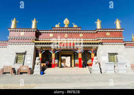 Ganden Sumtseling ou entrée au monastère de Songzanlin, Shangri La, province du Yunnan, Chine Banque D'Images