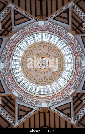 Le plafond en dôme orné à l'intérieur du Marché Central, du Marché Central, à Valence, Espagne. Banque D'Images