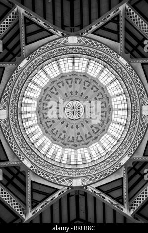 Le plafond en dôme orné à l'intérieur du Marché Central, du Marché Central, à Valence, Espagne. Banque D'Images