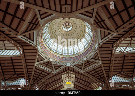 Le plafond en dôme orné à l'intérieur du Marché Central, du Marché Central, à Valence, Espagne. Banque D'Images