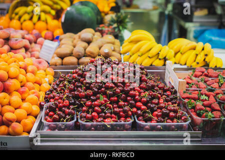 Les cerises et les fruits sur un étal au marché central, mercado central, à Valence, Espagne. Banque D'Images