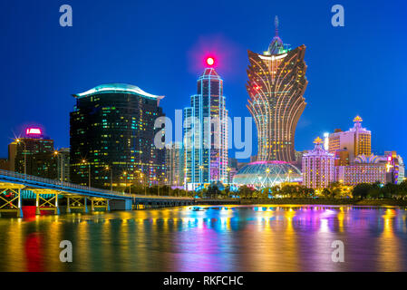 Skyline de Macao par la mer la nuit en Chine Banque D'Images