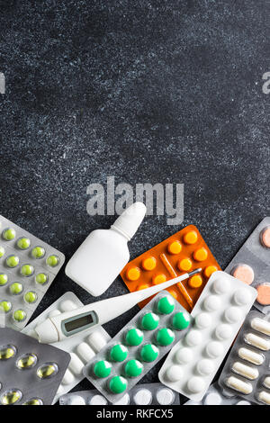 Médicaments et comprimés noire sur une vue d'en haut. Banque D'Images