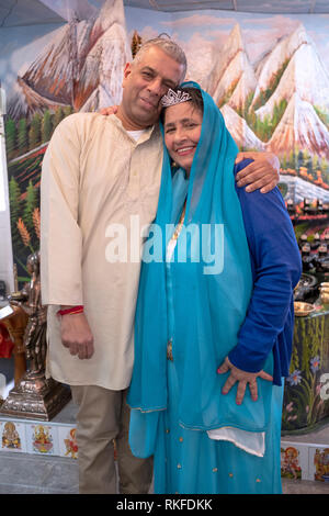 Portrait posé d'une femme et d'un fils hindous de 70 ans. Elle a célébré son anniversaire en aidant à un dimanche matin service de temple.in Holis Queens, NY Banque D'Images