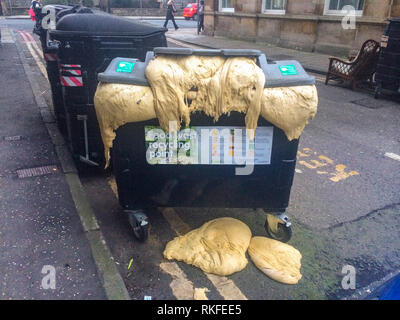 Le 11 février 2014, Ailsa Burn-Murdoch était au travail à pied au parlement écossais quand elle a repéré la fermentation de la pâte à pizza en versant d'un recyclage alimentaire passer près de Papa John's Pizza House Leith Walk. Un petit coup de le partager dans les médias sociaux a conduit à la pâte va frapper monstre virale et la première page de journaux britanniques - une histoire qui a explosé presque aussi vite que la jetée de la pâte. Banque D'Images