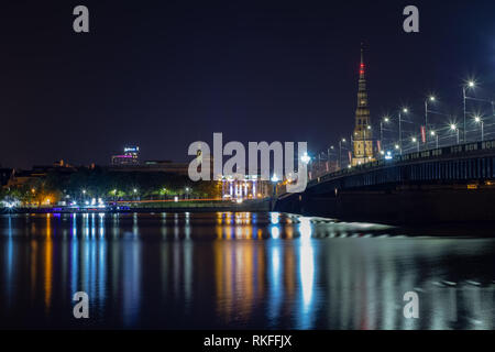 Vue panoramique vue de nuit sur la vieille ville de Riga la capitale de la Lettonie ville de rive gauche du fleuve Daugava. Son unique avec une architecture gothique et médiévale. Banque D'Images