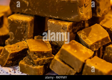 Les écrous de chocolat au miel halva photographié avec une faible profondeur de champ. Banque D'Images